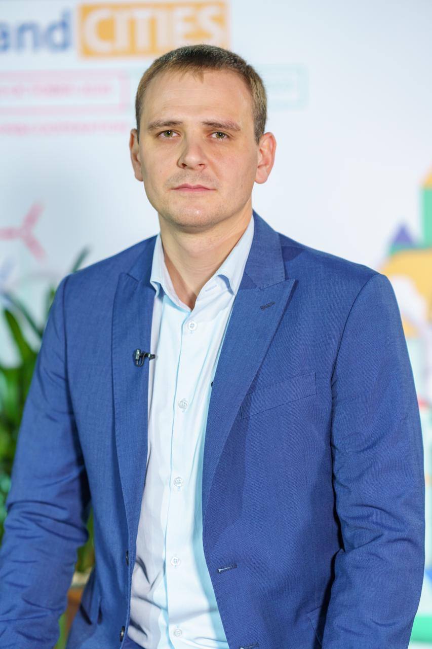 Сергій Устінов